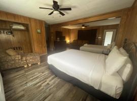 JIS12 - Budget friendly queen studio with full kitchen, two queen beds and sleeper sofa，位于Mount Ida的酒店