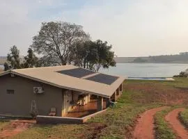 Casa de campo de alto padrão à beira da represa
