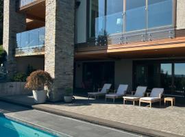 Luxury accomodation in West Vancouver，位于西温哥华的酒店