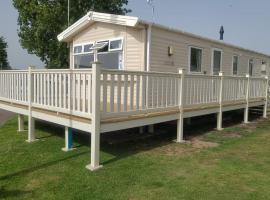 8 Bed Sun Decked Caravan Unlimited High speed Wifi and fun at Seawick Holiday Park，位于滨海克拉克顿的度假村