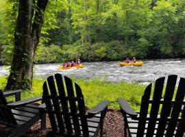 Nantahala River Luxury Escape-on the river!，位于Aquone的酒店