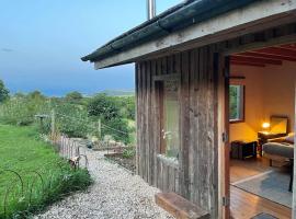 The Cabin at Shambala- now with sauna available to book!，位于惠特比的酒店
