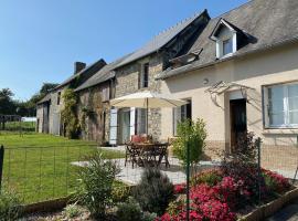 Entire Farm House stay, La Gérouardière，位于Barenton的酒店