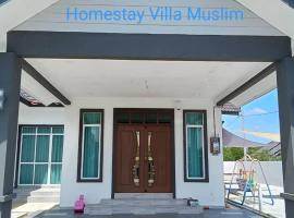Homestay Villa Muslim Kuala Terengganu with pool and parking，位于瓜拉丁加奴的木屋
