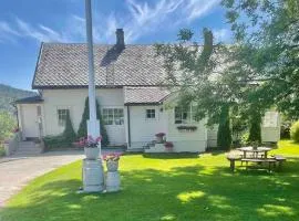 Nakkentunet - familievennlig hus på gårdstun.