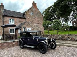 3 Bedroom Character Peak District Farmhouse Near Alton Towers, Polar Bears, Chatsworth House，位于奇德尔的酒店