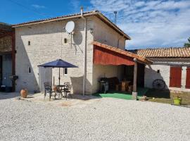 Le verger des noyer Relaxing getaway with private pool，位于Mairé-lʼEvescault的酒店