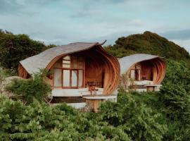 Kini Resort - Oceanfront Bamboo Eco Lodges，位于Sekongkang的酒店
