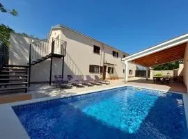 Holiday House Teza