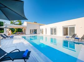 Villa Ami, Roda, Corfu: 10 guests, heated pool, private mini golf, pool table & more!!，位于罗达的酒店