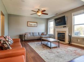 Indianapolis Home with Patio and Community Pool!，位于印第安纳波利斯的酒店