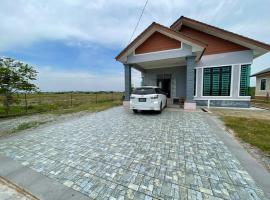 Nice bungalow with view of paddy fields，位于Tumpat的度假短租房