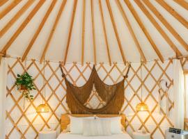 Camposanto Glamping - The Peacock Yurt，位于奥斯汀的酒店