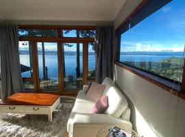 The Nest - Relax & Unwind with Breathtaking Views over Lake Taupo，位于陶波的度假短租房