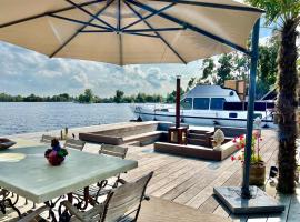 NEW - LITTLE IBIZA, on a lake near Amsterdam, with HOT TUB!，位于芬克芬的酒店