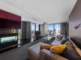 Modern Luxury 17 Floor Panoramic Huge Corner Suite，位于拉斯维加斯的公寓