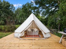 The Bell Tent - overlooking the moat with decking，位于伊夫舍姆的豪华帐篷