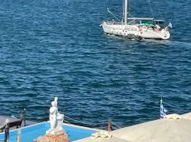 ΜΕ ΘΕΑ ΤΗΝ ΓΟΡΓΟΝΑ