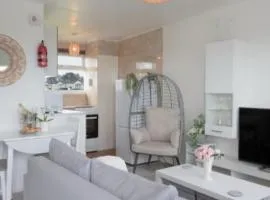 2 Bed Chalet Sleeps 4- Parking Garden Near Beach