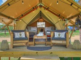 All That Glitters - Safari Tent - BeeWeaver Honey Farm，位于Navasota的豪华帐篷