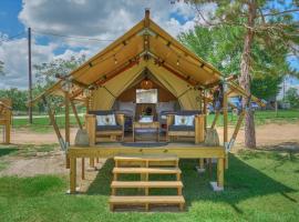 Hive Check - Safari Tent - BeeWeaver Honey Farm，位于Navasota的豪华帐篷