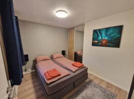 Northern living 1 room with shared bathroom，位于特罗姆瑟诺费玛总部附近的酒店