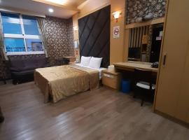星河汽车旅馆潮州馆，位于Chaozhou的带停车场的酒店