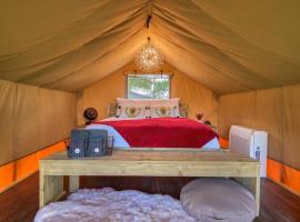 Thistle Bee Fun - Safari Tent - BeeWeaver Honey Farm，位于Navasota的豪华帐篷