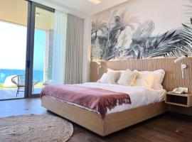 Pink Sunset Beachfront Exotic Room in Batroun，位于Fghāl的酒店