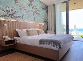 Palm Paradise Beachfront Exotic Room in Batroun，位于Fghāl的酒店