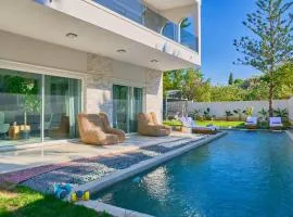 Luxury Villa with Pool, BBQ & Garden in Vouliagmeni