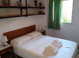 room private bathroom in shared apartment 50m from Gibraltar，位于拉利内阿-德拉康塞普西翁的海滩短租房
