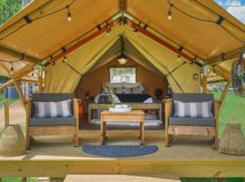 BeeWeaver Luxury Glamping - In A Meading，位于Navasota的豪华帐篷