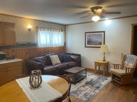 Ozark Hills Lodge Dogwood Suite-pet friendly, 2 miles from Bennett Springs，位于莱巴嫩的酒店