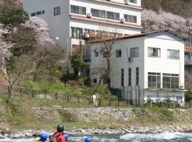 奥亚松葉屋酒店