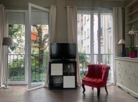 Porte Maillot-Charming and calm studio at Neuilly，位于塞纳河畔讷伊的公寓