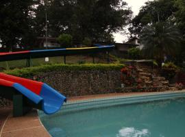 Finca privada con tobogán a 30 minutos de Cali!，位于Jamundí的酒店