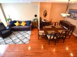 Tuscany 2900 - Classic Italian Style 3BR w Parking near Airport，位于费城的酒店