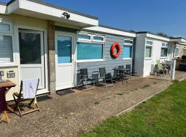 2 Bedroom Chalet SB22, Sandown Bay, Isle of Wight, Dog Friendly，位于桑当的酒店