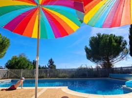 Maison familiale avec piscine privée, jeux pour enfants, salle de sport et Wifi en Dordogne - FR-1-616-70，位于Cherveix-Cubas的酒店
