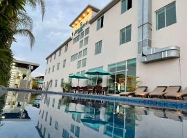 Aquamarina Hotel，位于埃洛伊·阿尔法罗国际机场 - MEC附近的酒店