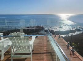 Heathcliff1 Luxury Couples Retreat with Stunning Coastal Views!，位于船港的别墅
