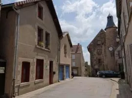 Maison Médiévale à Saint-Benoît-du-Sault avec Cour Privée et Parking, Proche Lac - FR-1-591-553