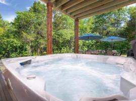 PREMIER Retreat with Hot Tub, Theater & Pool Table，位于霍利斯特的宠物友好酒店