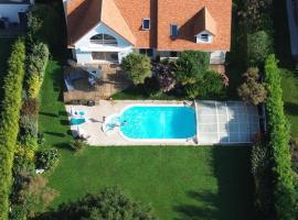 Grande Chambre entre caen et la mer chambre terrasse jardin et piscine，位于Mathieu的酒店