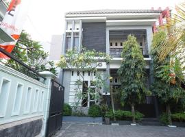 OYO Life 93045 Kost Putra Bu Ketut，位于Lumajang的酒店