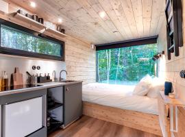 Chic Sauna Cabin Near the Sea - VULIN Cabin Nº01，位于Tsitre的酒店