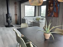 Stylish cabin at Lifjell with jacuzzi and sauna，位于伯的酒店