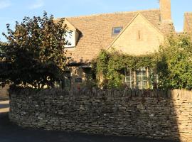 Beautiful Cottage in the Heart of Stow on the Wold，位于斯托昂泽沃尔德的乡村别墅