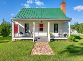 Tranquil Cottage in Virginia Countryside with Pond!，位于中洛锡安的酒店